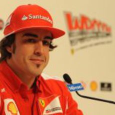 Fernando Alonso ante los micros de la prensa internacional