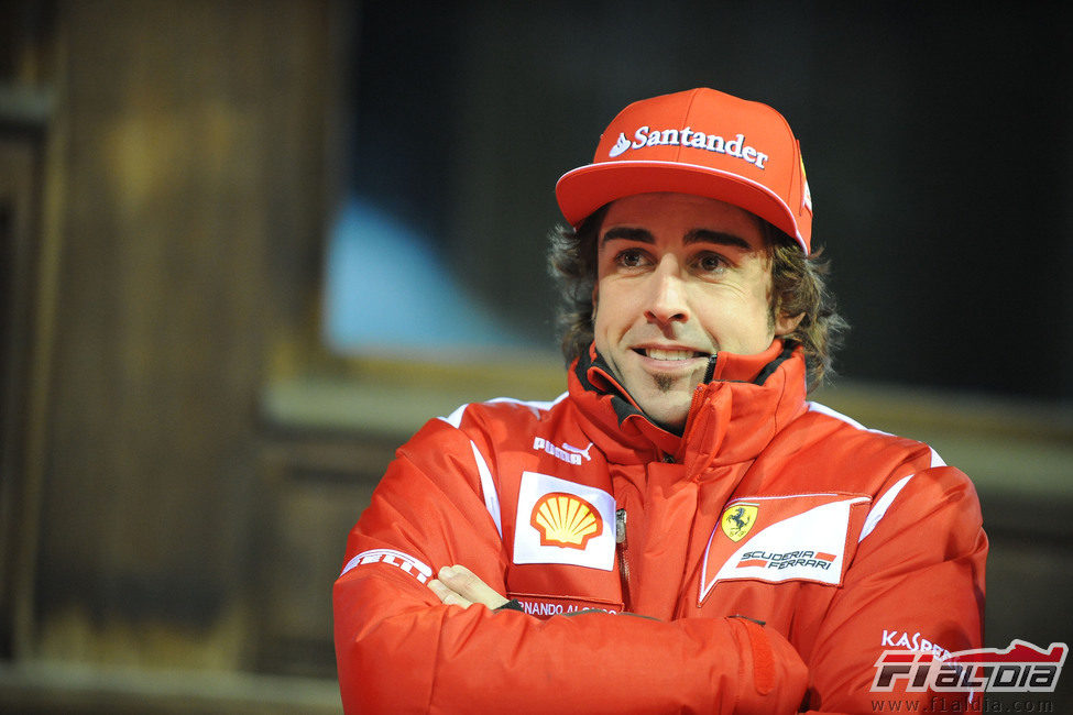 Fernando Alonso pasa frío en el 'Wrooom 2012'