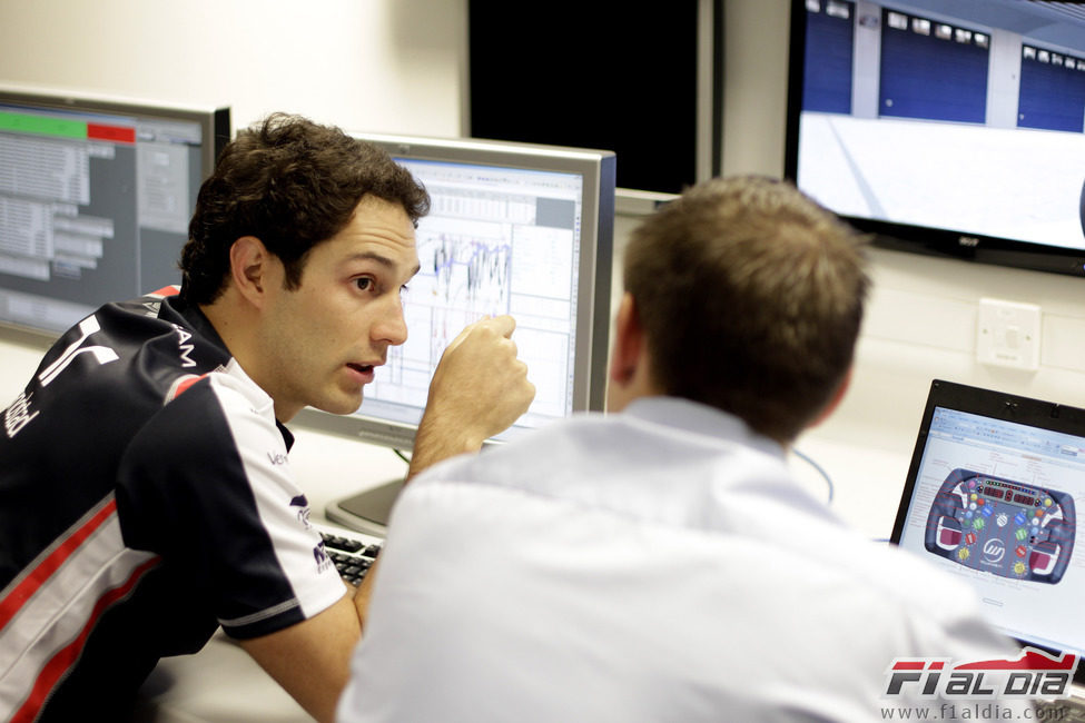 Bruno Senna con uno de los ingenieros de Williams