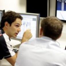 Bruno Senna con uno de los ingenieros de Williams