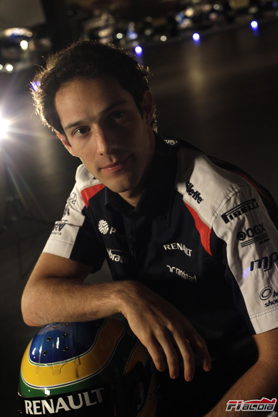 Bruno Senna con su casco en el museo de Williams