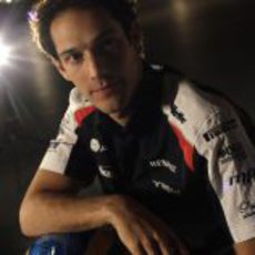 Bruno Senna con su casco en el museo de Williams