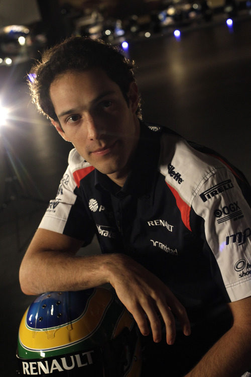 Bruno Senna con su casco en el museo de Williams