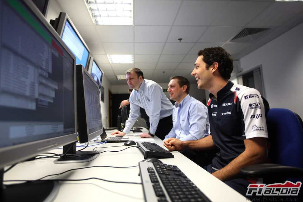 Bruno Senna se divierte con los técnicos de Williams