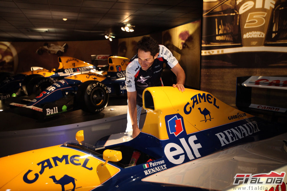 Senna observa el Williams-Renault de Ricciardo Patrese