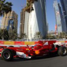 Gené rueda con el F2008 por las calles de Doha