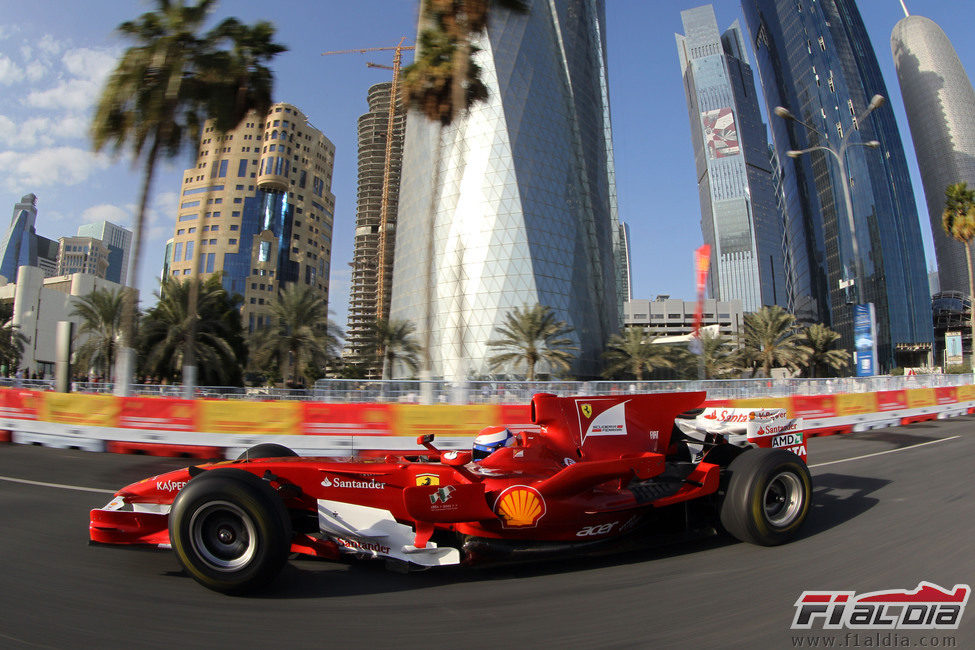 Gené rueda con el F2008 por las calles de Doha