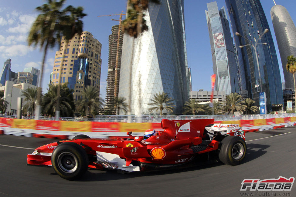 Gené rueda con el F2008 por las calles de Doha