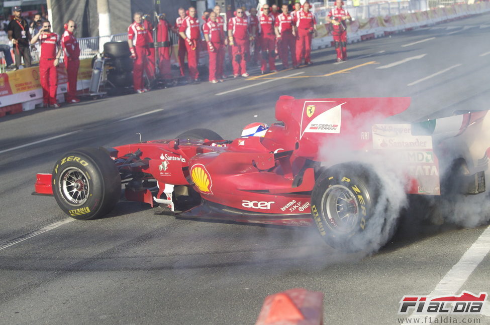 Marc Gené quema rueda con el F2008 en Doha