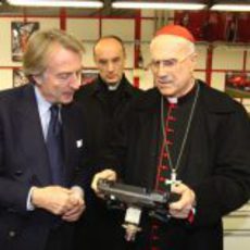 Luca di Montezemolo y Su Eminencia el Cardenal Bertone en Maranello