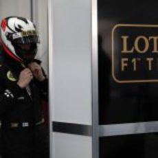 Kimi Räikkönen se pone su nuevo casco en Cheste