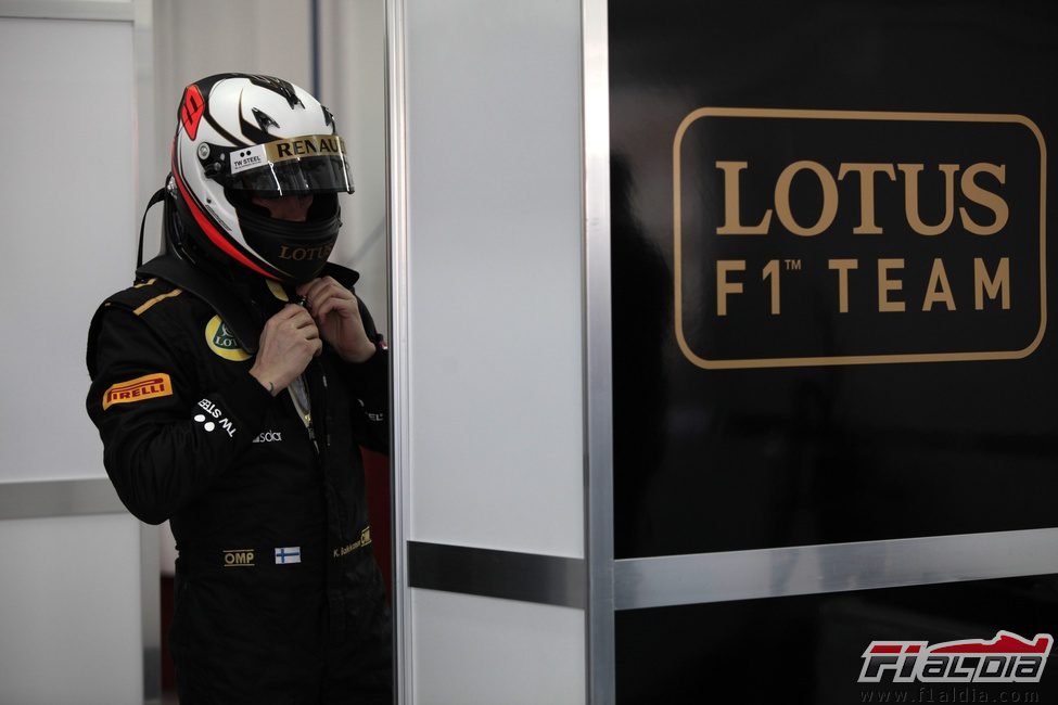 Kimi Räikkönen se pone su nuevo casco en Cheste