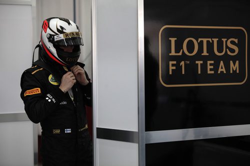 Kimi Räikkönen se pone su nuevo casco en Cheste