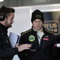 Räikkönen escucha a su ingeniero de Lotus
