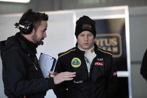 Räikkönen escucha a su ingeniero de Lotus