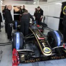 Kimi Räikkönen se sube en el Lotus R30 en Cheste