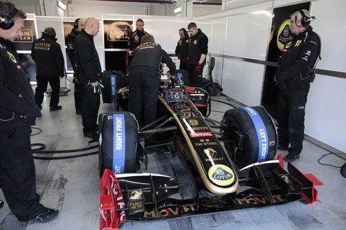 Kimi Räikkönen se sube en el Lotus R30 en Cheste