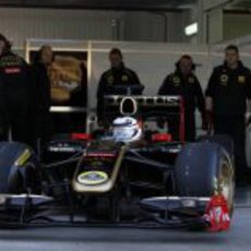 Räikkönen sale del box con el Fórmula 1