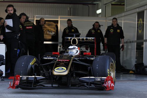 Räikkönen sale del box con el Fórmula 1