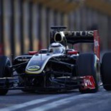 Kimi Räikkönen rueda con el Lotus R30 en Cheste