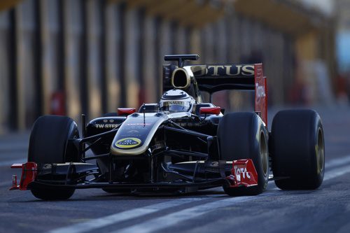 Kimi Räikkönen rueda con el Lotus R30 en Cheste