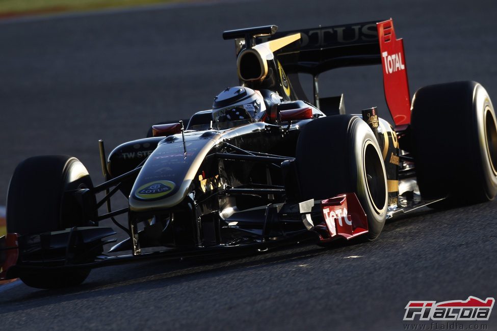 Kimi Räikkönen a los mandos del Lotus R30 en Cheste