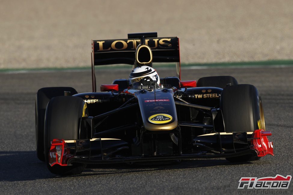 Kimi Räikkönen con el Lotus R30 en Valencia