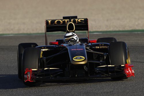 Kimi Räikkönen con el Lotus R30 en Valencia