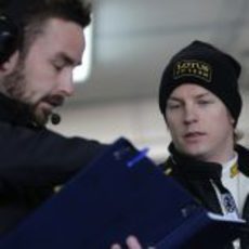 Räikkönen repasa sus datos con el ingeniero de Lotus