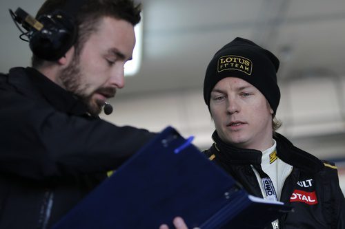 Räikkönen repasa sus datos con el ingeniero de Lotus