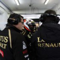 Kimi rodeado por los miembros del equipo Lotus