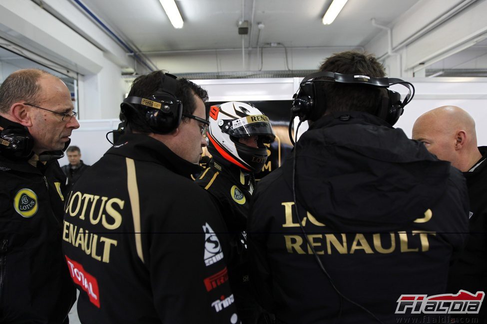 Kimi rodeado por los miembros del equipo Lotus