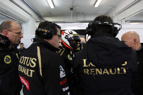 Kimi rodeado por los miembros del equipo Lotus