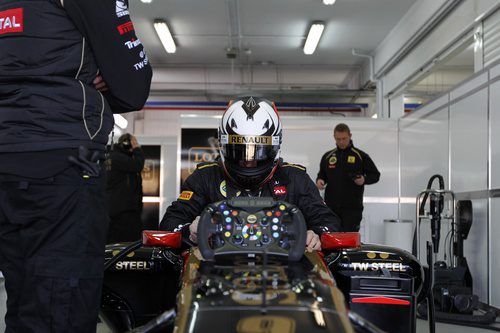Kimi Räikkönen se sienta en el Lotus R30