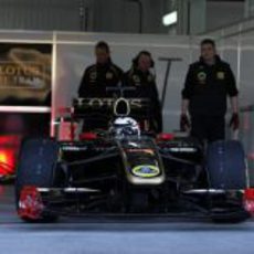 Kimi Räikkönen, al volante del Lotus R30, sale a pista