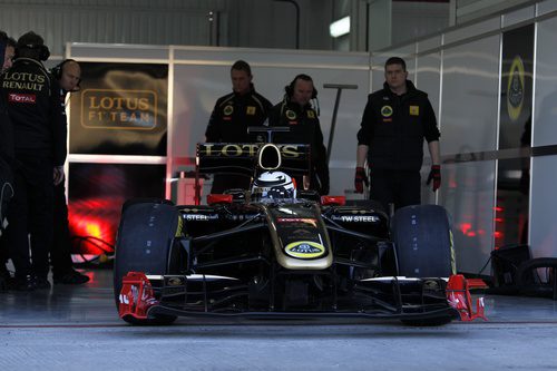 Kimi Räikkönen, al volante del Lotus R30, sale a pista