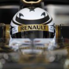 Räikkönen concentrado dentro del R30