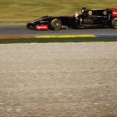 Kimi Räikkönen en pista con el Lotus R30