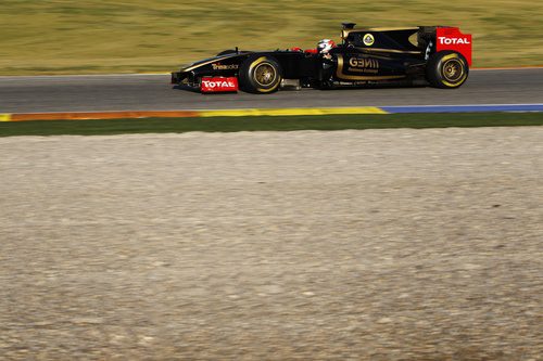 Kimi Räikkönen en pista con el Lotus R30