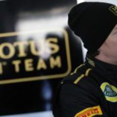 Räikkönen en el box del Lotus F1 Team