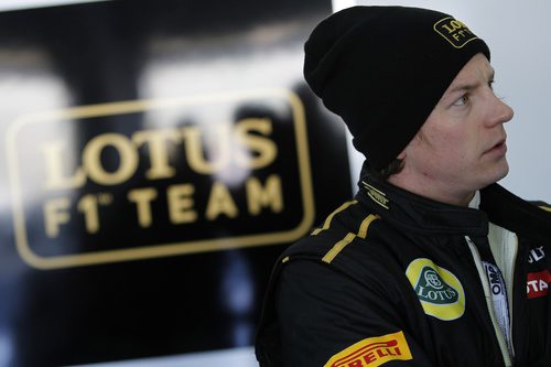 Räikkönen en el box del Lotus F1 Team