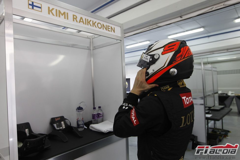 Kimi Räikkönen se prepara para rodar con el Lotus R30