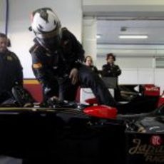 Räikkönen se sube al coche en Valencia