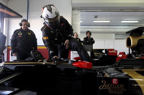 Räikkönen se sube al coche en Valencia