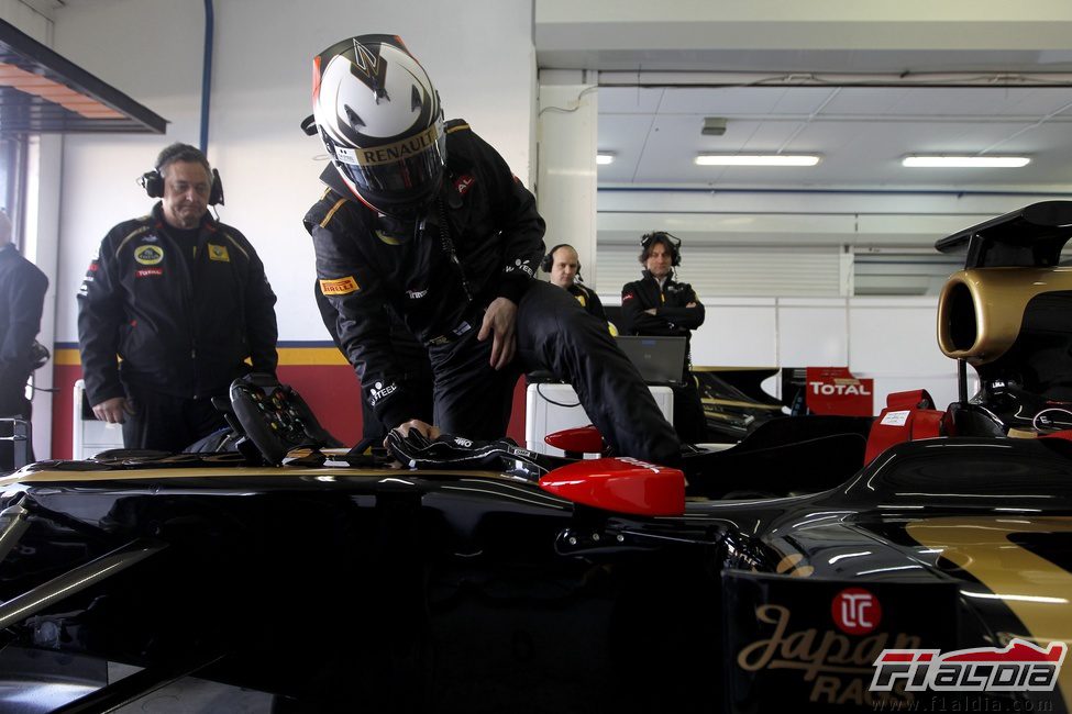 Räikkönen se sube al coche en Valencia