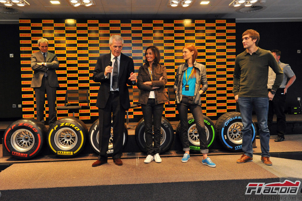 Marco Tronchetti junto a Inés Sastre, Bianca Balti y Vitaly Petrov