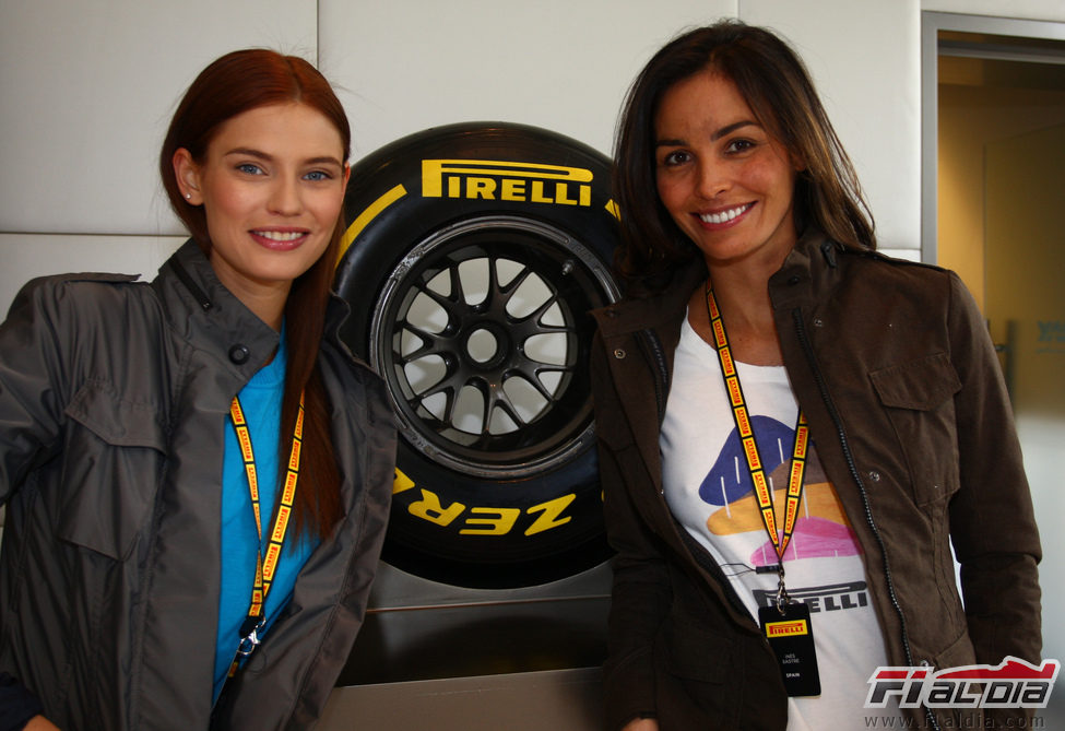Bianca Balti e Inés Sastre en la presentación de los Pirelli de 2012