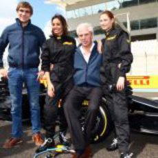 Vitaly Petrov, Inés Sastre, Marco Tronchetti y Bianca Balti en Yas Marina