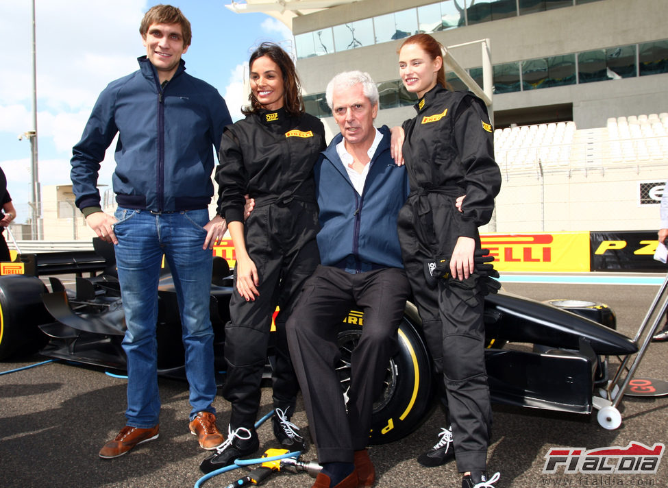 Vitaly Petrov, Inés Sastre, Marco Tronchetti y Bianca Balti en Yas Marina