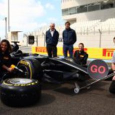 Paul Hembery con Inés Sastre y Bianca Balti en Yas Marina